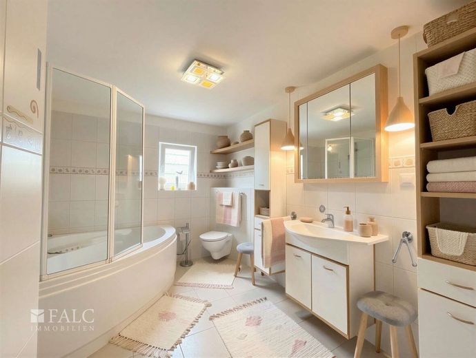 Einfamilienhaus in begehrter Lage von Marl. – Badezimmer EG  - (KI generiert)
