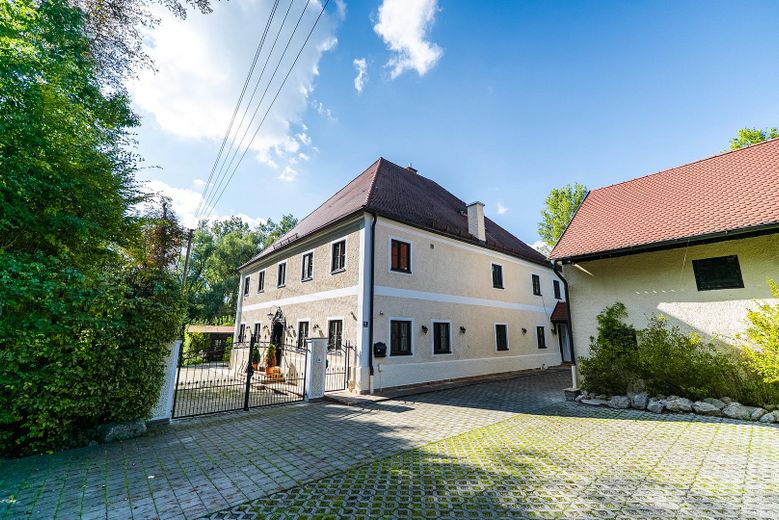 Eşsiz, komisyonsuz! Konut/lifestyle malikanesi, 3 daire, yaklaşık 480m² kullanım alanı, 800m² depo alanı, 7000 m² arsa – Ansicht Haupthaus von Osten