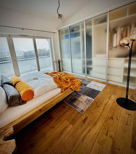 Dachgeschosswohnung mit Balkon und Terrasse – Schlafzimmer mit Maßschrank