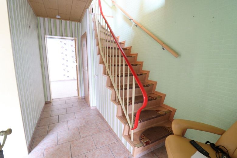 Gepflegtes Einfamilienhaus mit Anbau, perfekt für die große Familie – Anbau Flur