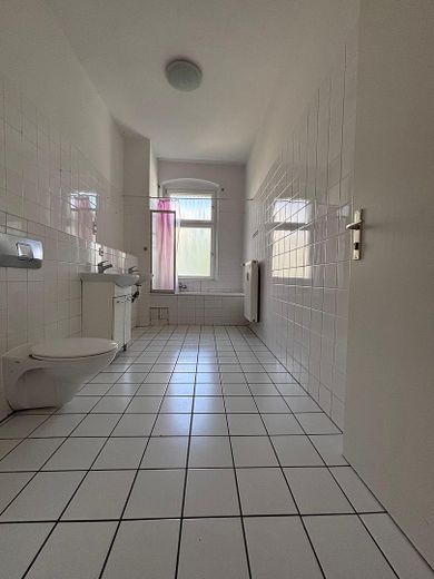 Provisyon yok. Neukölln'ün kalbinde ışıkla dolu ve geniş eski bina dairesi – Bad