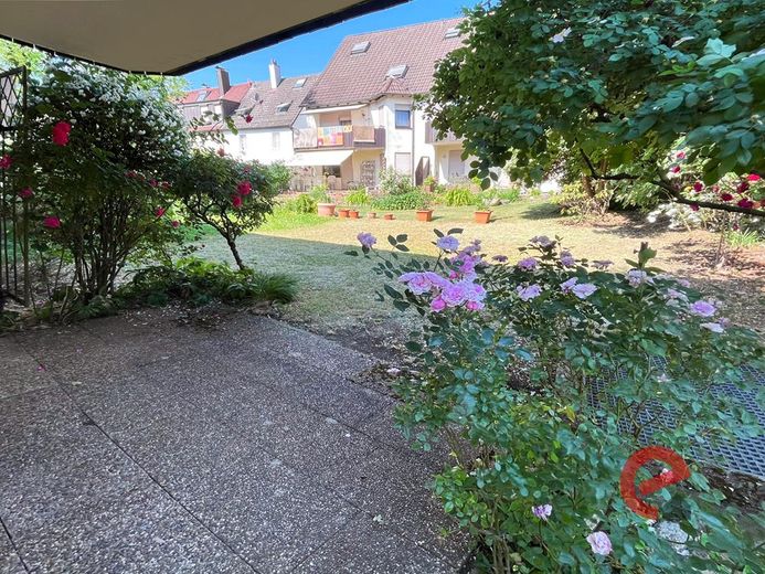 Der schöne Garten vom Wohnzimmer aus kommend