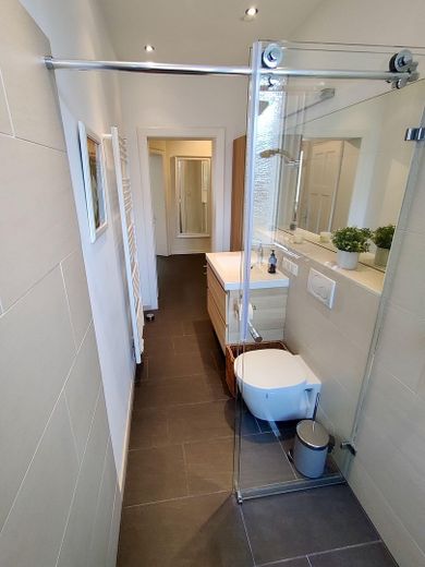 Provisionsfreie, modernisierte 3-Zimmer-Eigentumswohnung in Hannover/Südstadt-Bult – Badezimmer