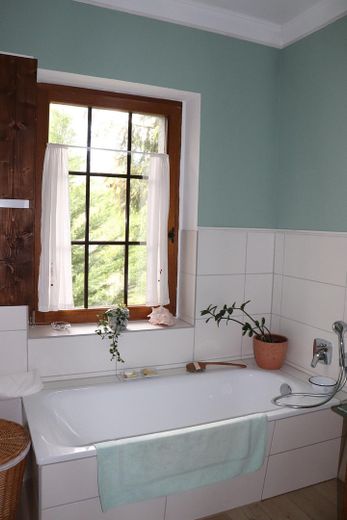 Charming country house with living basement, large garden, workshop, two verandas, hobby stable – Badezimmer EG