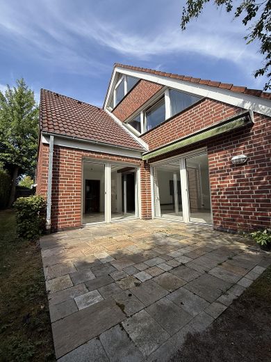 Zadbany dom jednorodzinny w stylu dziedzińca ogrodowego, zapewniający dużą prywatność – zmodernizowany i gotowy do zamieszkania – Gartenterrasse 1/3