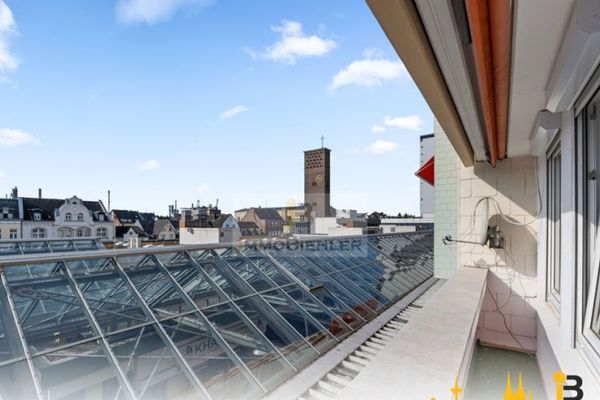 Inwestuj i zamieszkaj: Zmodernizowane mieszkanie w centrum z szerokim widokiem