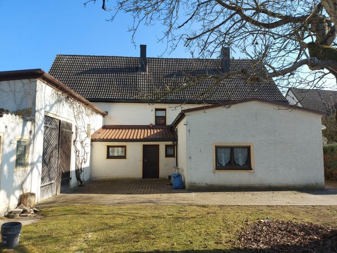 Mehrfamilienhaus in Kleinsendelbach – Ansicht Westen-Hintereingang