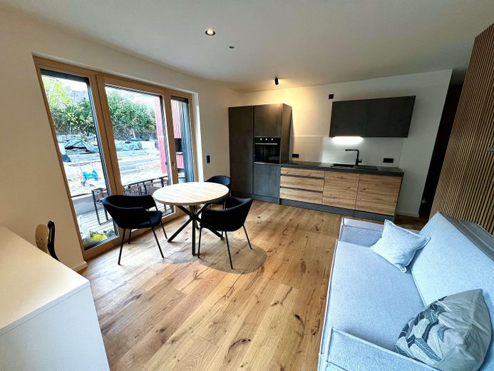 2-Zimmer-WHG komplett ausgestattet, 2-room APP comfortably furnished, Munich Westpark, Metro U6 – Wohn- / Essbereich