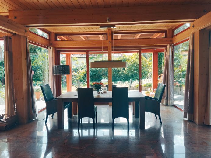 Lichtdurchflutete, energieeffiziente Villa aus Holz, Glas und Stein – Essbereich