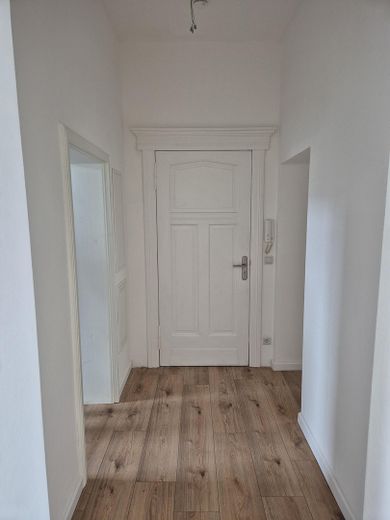 Erstbezug nach Sanierung – Stilvolle 4-Zimmer-Altbauwohnung mit 126 m² – Flur zur Eingangstür 