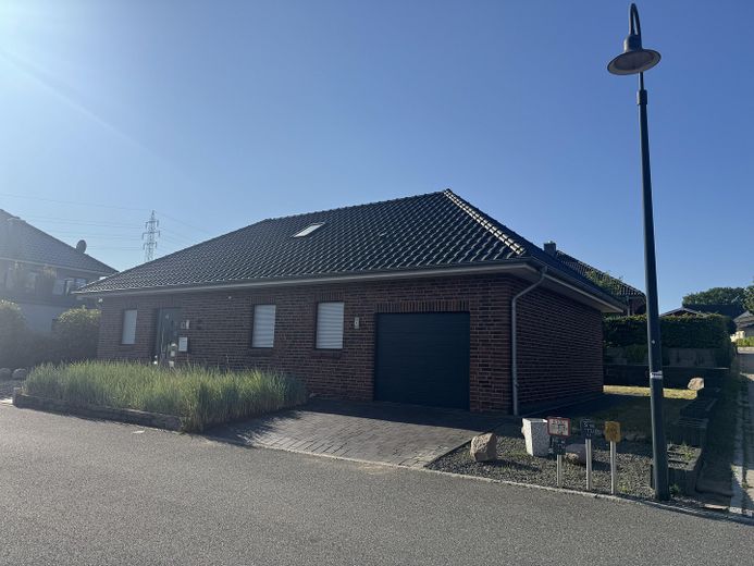 Winkelbungalow - barrierefrei & komfortabel, in sehr ruhiger TOP-Lage – Ansicht von rechts 