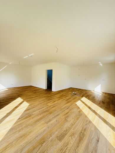 ✨ Modernes Neubau-Einfamilienhaus 3 Schlafzimmer Garten Fussbodenheizung Erstbezug ✨ – Wohnzimmer