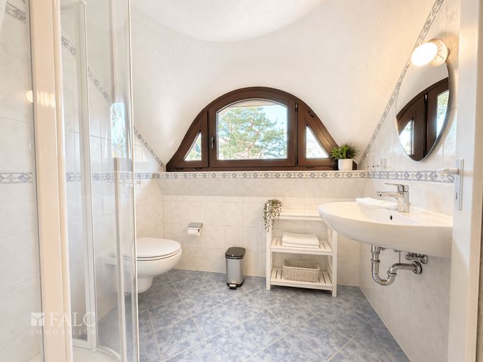 ***Erste Reihe, Reetdach, Ostsee - exklusives Ferienhaus in Ahrenshoop*** – Duschbad OG