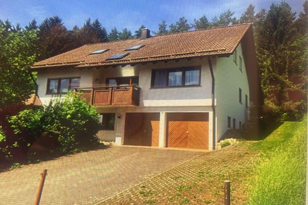 Casa con molta luce, spazio e vista. Adatta anche come casa intergenerazionale o con studio professionale.