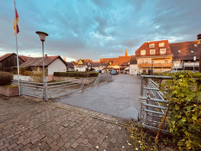 Einziger Zugang: über Brücke