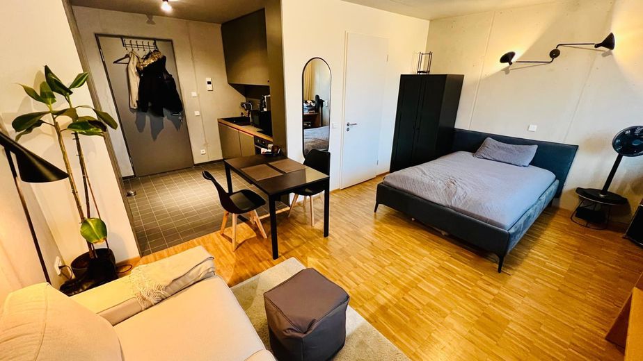 Blick zum Bett & Küche & Bad