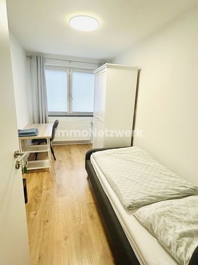 **4- Zimmer Wohnung mit Balkon. Sorgfältig saniert. Sofort verliebt** – Arbeitzimmer