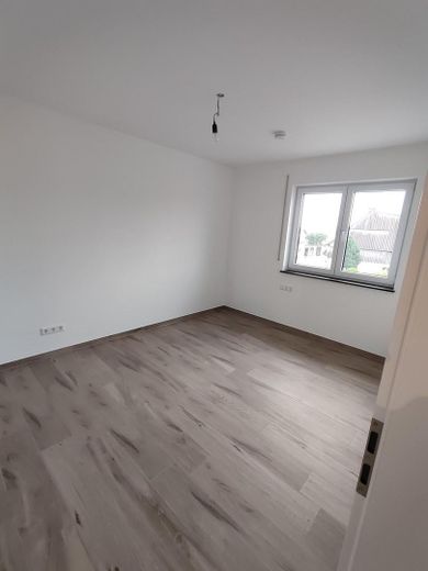 3-Zimmer-Erdgeschosswohnung mit eigenem Garten – Modernes Wohnen mit viel Freiraum in Steinheim – 2. Schlafzimmer