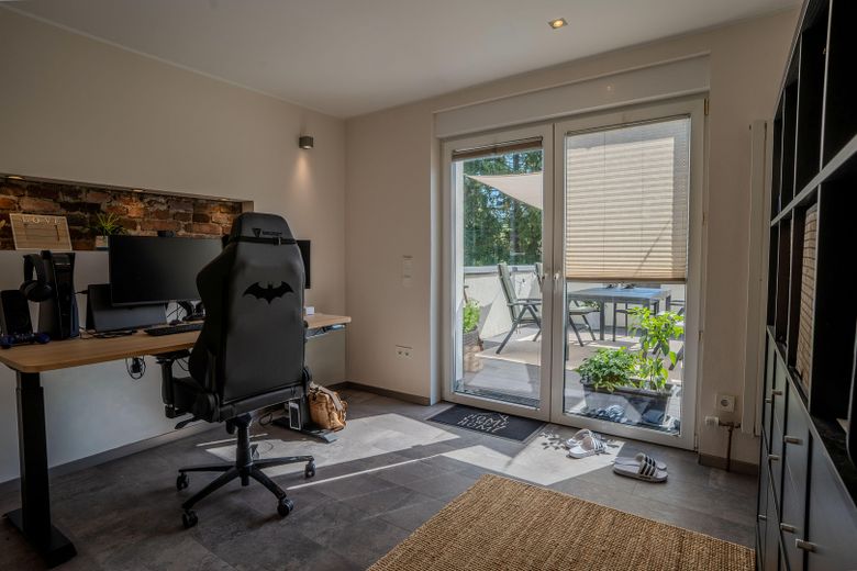 Excepcional piso en propiedad con jardín, terraza en la azotea, Wallbox y chimenea – Foto 10