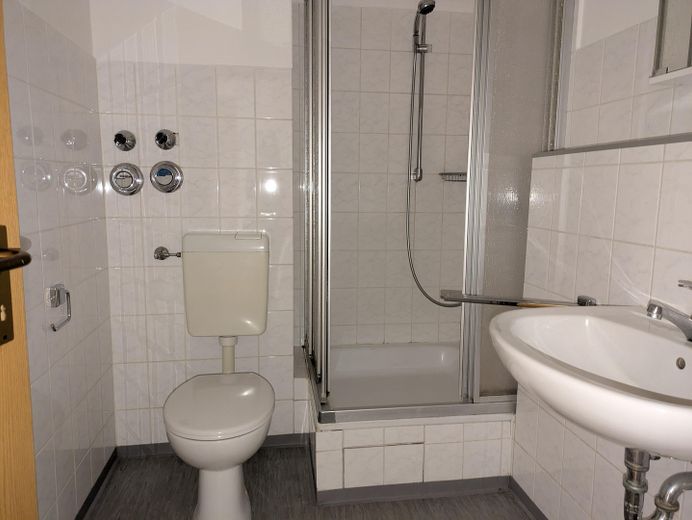 helle 1-Raum-Wohnung mit separater Küche – Bad