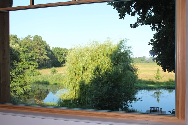 Exklusives Wassergrundstück mit 47 Metern privater Uferfront – OG - Schlafzimmer ca 08:00 Uhr