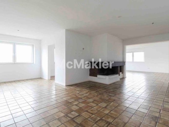 Zentral gelegen: 4,5-Zimmer-Wohnung mit Balkon, Stellplatz & Fußbodenheizung – provisionsfrei – Foto 1