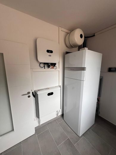 Neubau Erstbezug -  energieeffiziente Mittelwohnung im Reihenhaus für Familien zu vermieten – Wechselrichte&Speicher Solar