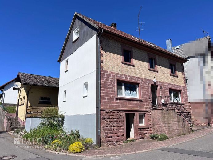 Schönes Einfamilienhaus mit Nebengebäude – Ihr neues Zuhause