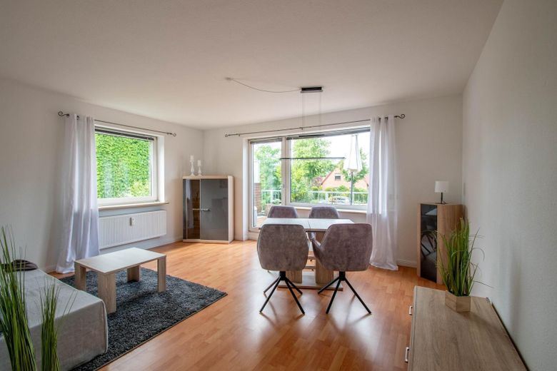 Mieszkanie 2-pokojowe z tarasem na dachu, centralnie w Adendorfie, odnowione – Wohnzimmer