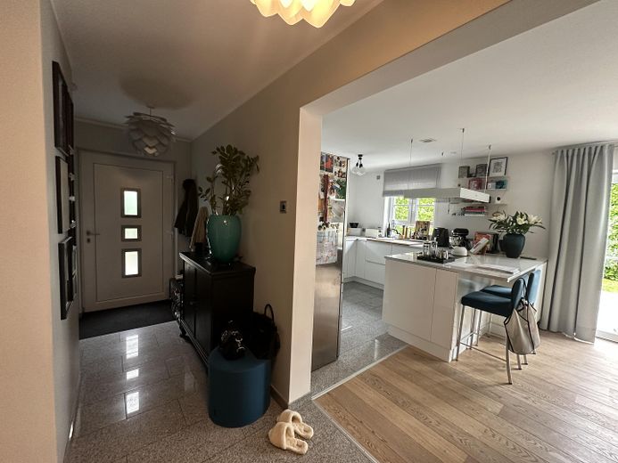 Near Simmerleinplatz: As-new, bright XXL semi-detached house, upscale features, KFW70 standard, with fitted kitchen – EG Flur/Küche