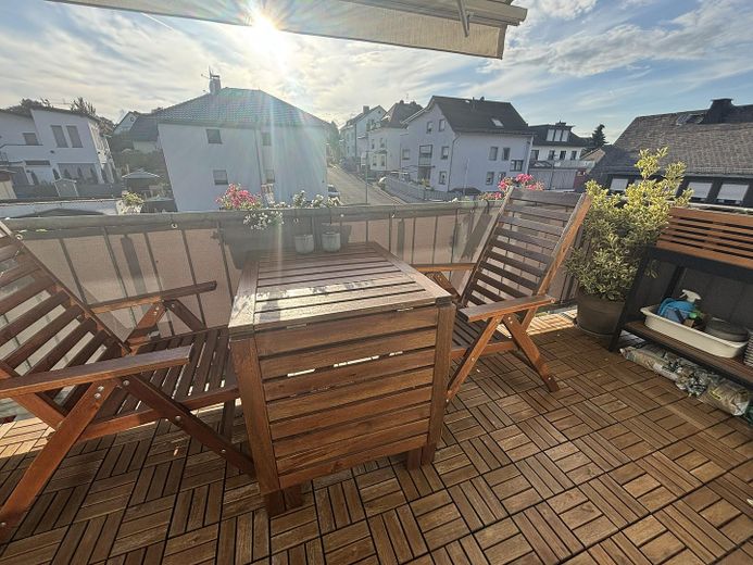 Attraktive 3-Zimmer-Dachgeschosswohnung mit Balkon in guter Lage von Elz – Balkon