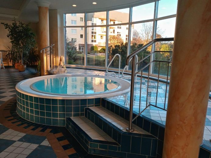 KURPARK-RESIDENZ Appartement en copropriété de 2 pièces, piscine/jacuzzi/sauna inclus dans les charges de copropriété, pompe à chaleur ! 1 place de parking en garage souterrain – Und ein neuer Tag beginnt : )