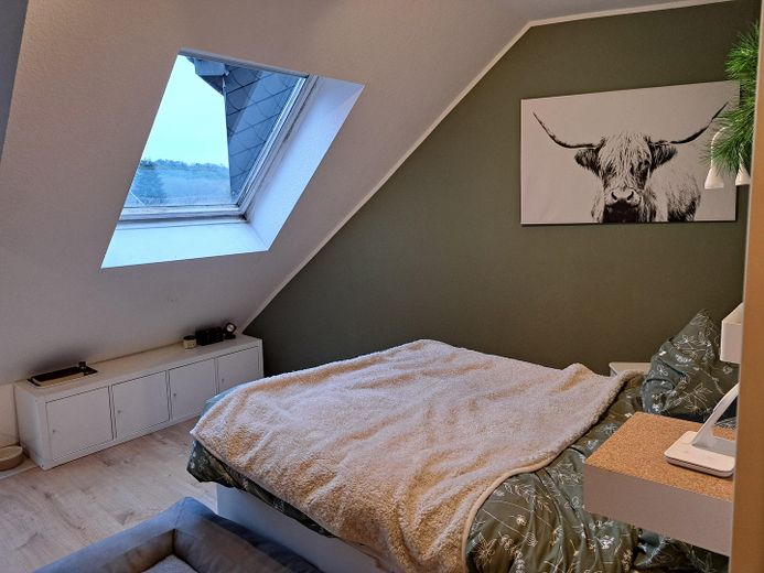 Moderne 2-Zimmer-DG-Wohnung mit Wohnküche und Balkon – Schlafzimmer