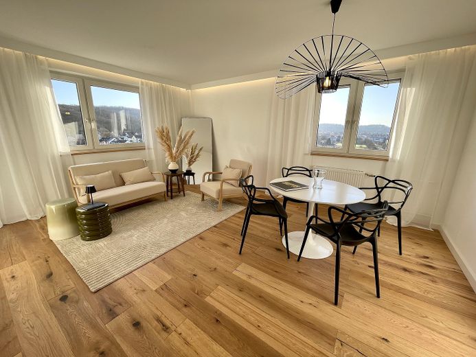 FIRST OCCUPANCY: Renovated dream home with 9th floor long-distance view & balcony - move in & feel at home – Wohn-/Esszimmer