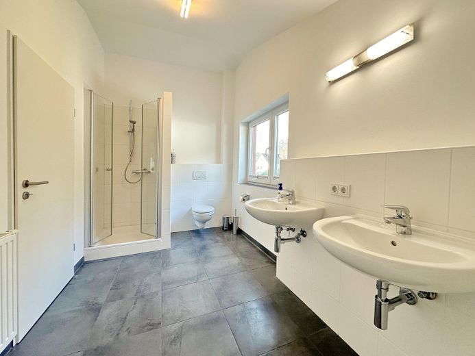 Modernes Wohnhaus mit separater Gewerbeeinheit in ruhiger Citylage – Badezimmer