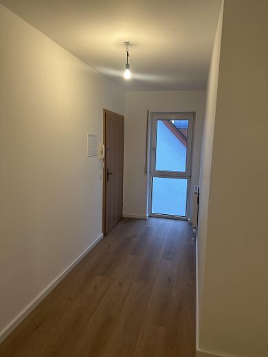 Kernsanierte 3-Zimmer-ETW, 2 Stellplätze, 900 € Kaltmiete, Provisionsfrei – Flur