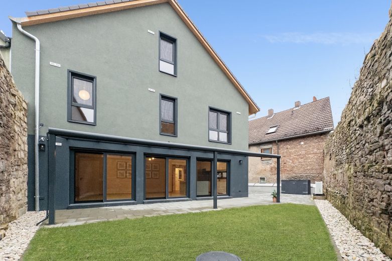 Casa unifamiliar de alta calidad 2023 | Patio privado dentro de la muralla | A+ | Sin comisión – Haus & Innenhof an Stadtmauer