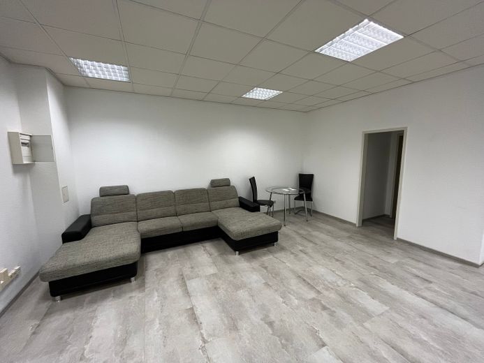 Zwei Gewerberäume mit Parkplätzen + Tiefgarage – Büro (GE5)