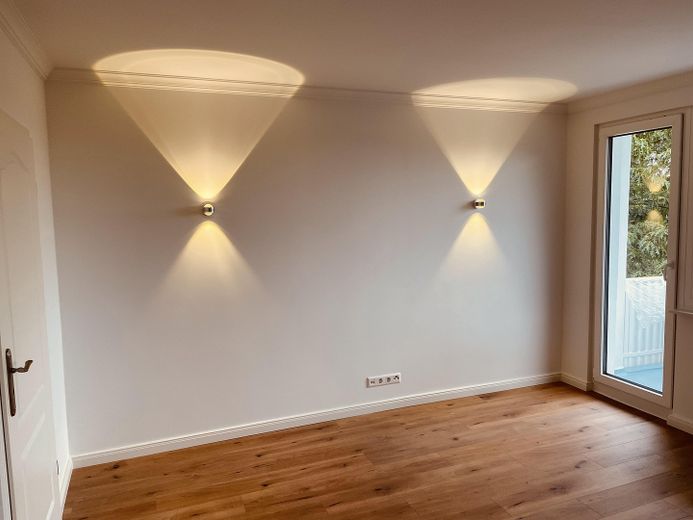 3-Zimmer-Wohntraum am Mittellandkanal – saniert, bezugsbereit & mit Weitblick – Wandbeleuchtung im Wohnzimmer
