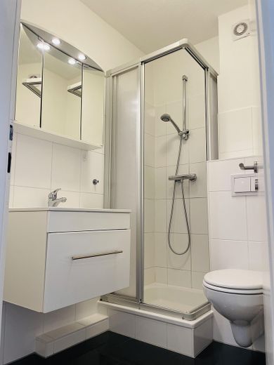 gepflegte 3-Zimmer-Wohnung Altbau modernisiert in Kiel/Südfriedhof – Duschbad