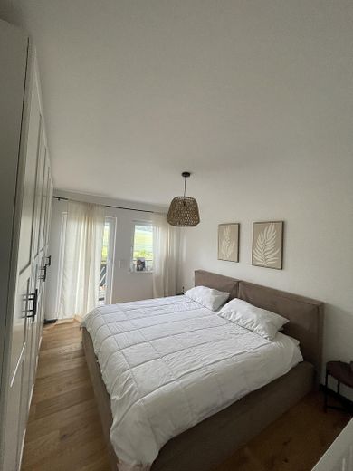 Modernisiertes Zweifamilienhaus mit 263 m² Wohnfläche, attraktiver Vermietungsperspektive – Schlafzimmer - Haus