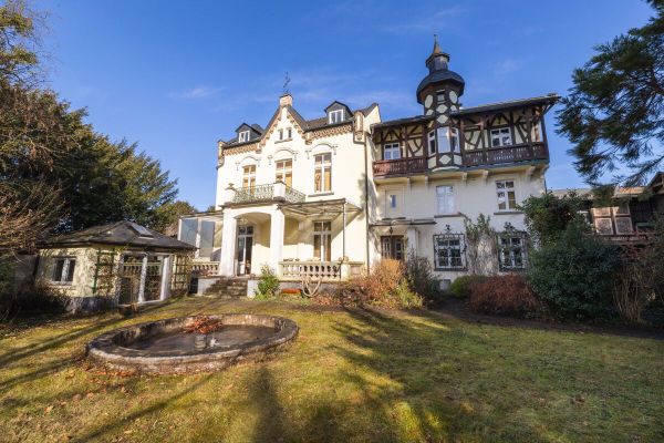 ¡Villa histórica con vistas al Rin, casa anexa y zona ajardinada en Erpel!
