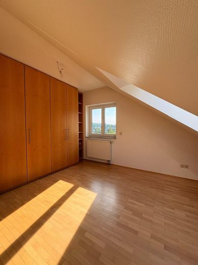 Wohnen wie im Haus: 4-Zimmer-Maisonette mit Talblick, Balkon und Carport – Kinderzimmer
