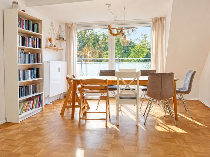 Umfangreich modernisierte 4-Zimmer-Wohnung mit großem Balkon + ca. 30qm2 Dachboden im Moltkeviertel – Wohnzimmer mit Balkon