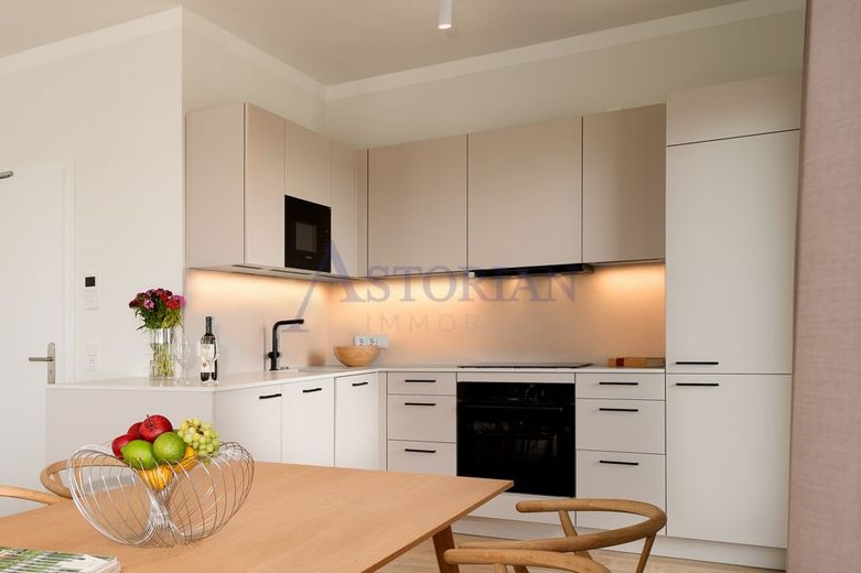 Premium-Penthouse mit fantastischem Meerblick, großer Dachterrasse und exklusiver Designausstattung – LEICHT Einbauküche