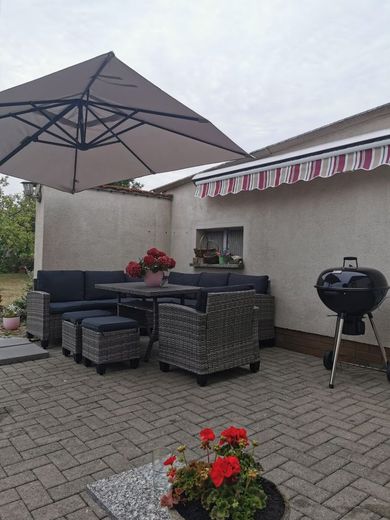 سعادة عائلية مُعتنى بها جيدًا مع 5 غرف وحديقة واسعة في هالدنسليبن – Blick auf Sitzecke Garten