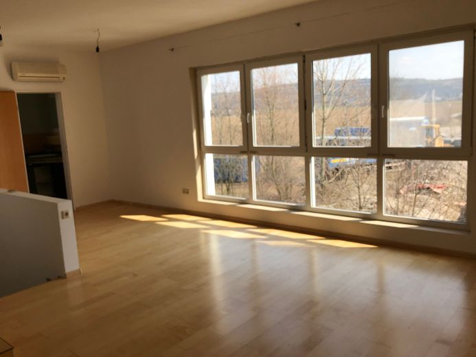 Büro(Wohnung), Werkstatt, Atelier, Ausstellungs/-Produktionshalle mit großem Grundstück – 1. OG.