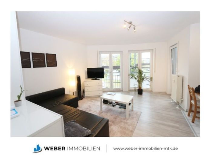 Güneşli bir sundurma ve yeşil manzarasıyla modern, mobilyalı yaşam – Fotoğraf 1