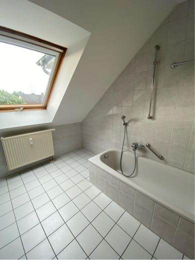 Helle 2-Zimmer-Dachgeschosswohnung mit Balkon und Stellplatz in zentraler Lage von Röthenbach – Bad