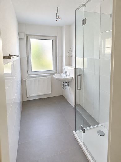 Gerenoveerd 3-kamerappartement met overdekt balkon – 5 min. naar de tram richting Straatsburg – Tageslichtbad mit Dusche